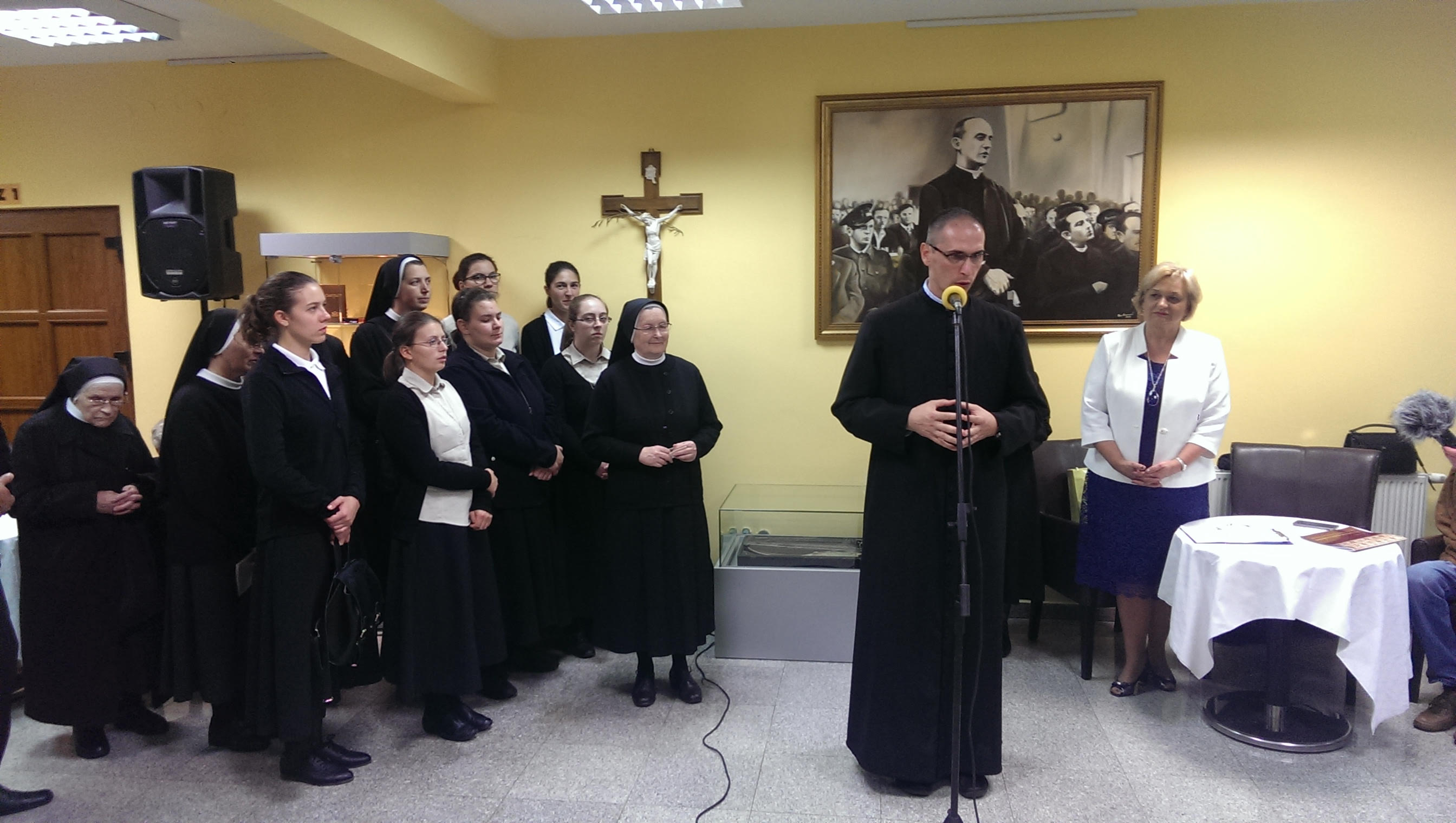 Županjski župnik Robert Jugović govori prigodom otvorenja izložbe 150 godina zajedno