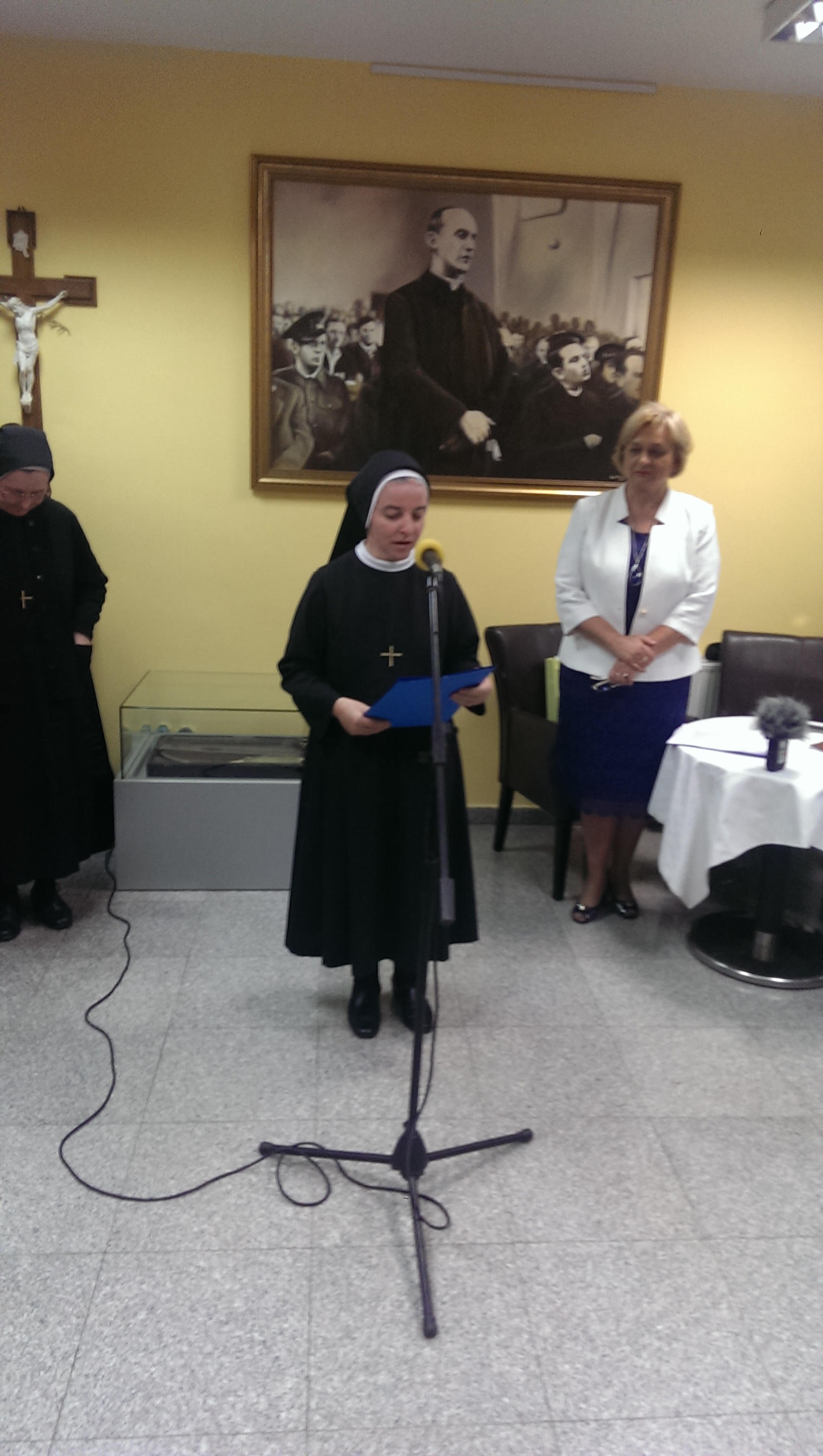 Poglavarica sestara sv. Križa u Đakovu, s. Valerija  Široki otvorila izložbu 150 godina zajedno